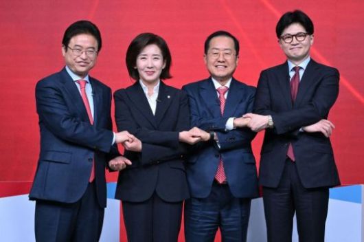 국민의힘 대선 경선 후보들이 20일 서울 강서구 ASSA아트홀에서 열린 대선 후보자 1차 경선 B조 조별 토론회에 앞서 기념촬영을 하고 있다. 왼쪽부터 이철우, 나경원, 홍준표, 한동훈 후보. 국회사진기자단