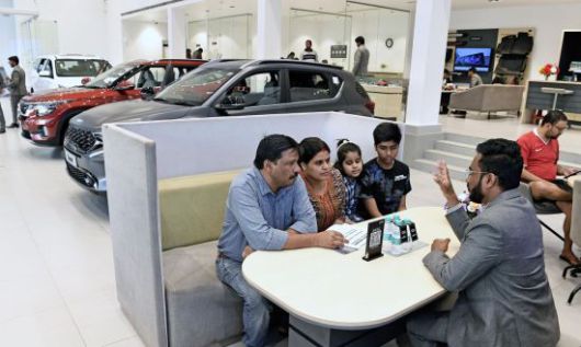 인도 뱅갈루루시에 위치한 한 기아 판매 대리점에서 판매원이 고객 상담을 하고 있다. 기아 제공