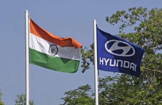 현대차 인도 첸나이 공장에 걸려있는 인도 국기와 현대차 깃발. 현대차 제공