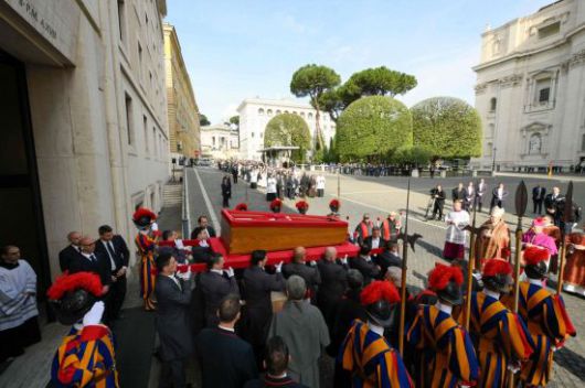 프란치스코 교황의 운구 행렬 앞으로 몰려든 사람들. AFP 연합뉴스