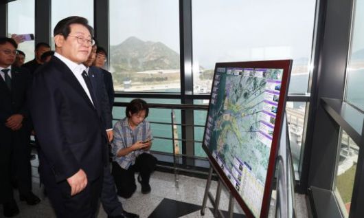 이재명 더불어민주당 대선 경선 후보가 24일 오전 전북 새만금33센터를 방문해 새만금 일대를 살펴보고 있다. 연합뉴스