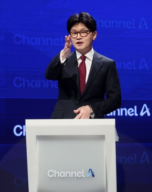 24일 오후 종로 동아미디어센터 채널A 오픈스튜디오에서 국민의힘 대선 2차 경선 진출자인 한동훈 후보가 토론 전 리허설을 하고 있다. 일대일 맞수 토론은 2차경선 진출자 4명이 일대일 맞수 토론 형식으로 내일까지 진행된다. 대진표는 전날 '미디어데이' 행사에서 김문수·안철수·한동훈·홍준표 후보가 순서대로 일대일 토론 상대를 지목했다. 김 후보가 한 후보를, 안 후보가 김 후보를 골라 토론이 성사됐다. 한 후보와 홍 후보는 서로 지목했다. 2025.4.24 국회사진기자단