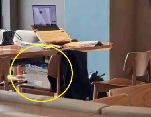 지난해 11월 경상북도 안동의 한 스타벅스 매장에 개인 프린터가 설치된 모습. 온라인 커뮤니티