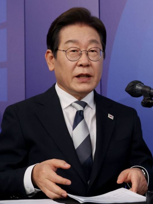 더불어민주당 제21대 대통령선거 경선에 나선 이재명 예비후보가 23일 서울 여의도 오마이TV 스튜디오에서 열린 토론회에서 모두발언을 하고 있다.  국회사진기자단