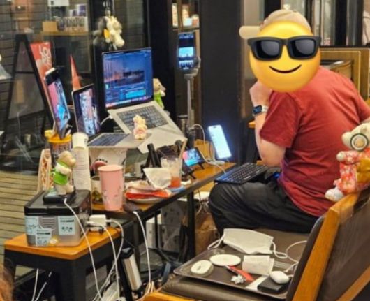 지난해 7월 일본의 한 스타벅스 매장에 '민폐 손님'이라며 올라온 사진. 엑스