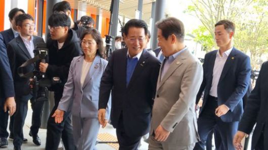 이재명 후보와 김영록 전남도지사가 함께 25일 전남농기원 앞 현관에서 만남을 갖고, 짧은 인사를 건네는 모습. 심진석 기자