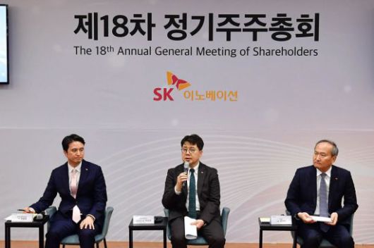 추형욱 SK이노베이션 E&S 대표이사(왼쪽부터), 박상규 SK이노베이션 대표이사, 이석희 SK온 대표이사가 지난달 28일 서울 종로구 SK서린빌딩 수펙스홀에서 열린 '주주와의 대화'에서 주주들과 경영 현안에 대해 소통하고 있다. 연합뉴스