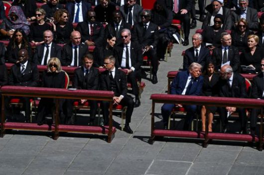 도널드 트럼프 미국 대통령과 아내 멜라니아 여사가 26일바티칸 성 베드로 광장에서 열린 프란치스코 교황 장례식에 참석하고 있다. 로이터연합뉴스