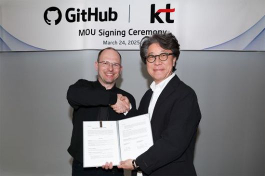 지난 3월 오승필 KT 기술혁신부문장 부사장(오른쪽)과 토마스 돔케 깃허브 최고경영자(CEO)가 국내 개발자 생태계 확대를 위한 전략적 파트너십을 체결한 뒤 기녕사진을 촬영하고 있다. KT 제공
