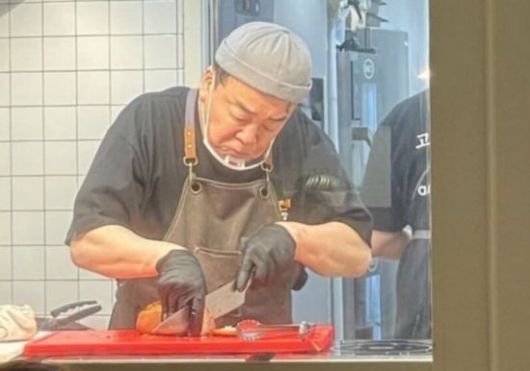 최근 각종 논란이 불거진 백종원 더본코리아 대표의 근황이 포착됐다. 27일 한 온라인 커뮤니티에는 '프랑스에서 장사천재 백사장 시즌3 촬영 중'이라는 제목의 글에 사진이 올라왔다. 온라인 커뮤니티 '에펨코리아'