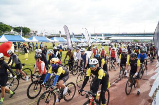 나주시 영산강을 배경으로 자전거 동호인들이 라이딩을 즐기고 있는 그란폰도 대회 현장 모습. 나주시 제공