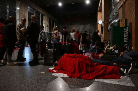 28일(현지시간) 스페인과 포르투갈에서 대규모 정전이 발생하면서 발길이 묶인 여행객들이 스페인 코르도바 기차역에서 담요를 덮고 바닥에 누워있다. 이날 정전으로 열차 100여대가 멈추는 등 주요 인프라가 마비됐다. AFP연합뉴스