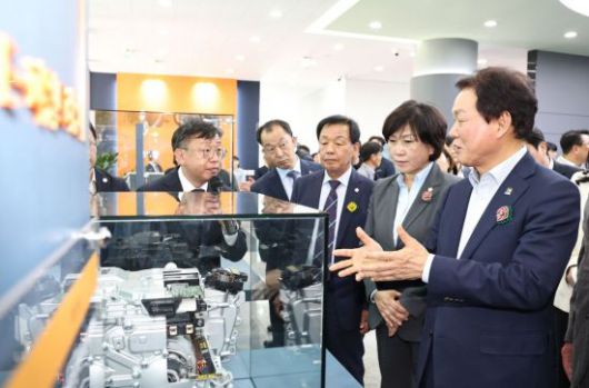 박완수 경남도지사(가장 오른쪽)가 미래자동차 버추얼센터에 전시된 부품에 대해 질문하고 있다. 경남도 제공