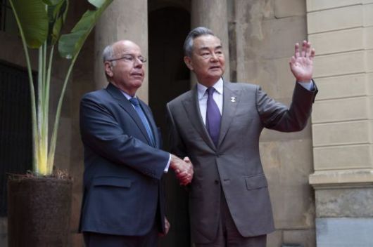 마우루 비에이라 브라질 외교부 장관(왼쪽)과 왕이 중국공산당 중앙외사판공실 주임 겸 외교부장. AP연합뉴스