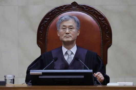 조희대 대법원장이 1일 오후 더불어민주당 이재명 대선 후보의 공직선거법 사건 전원합의체 선고를 위해 서울 서초구 대법원 대법정에 입장해 자리에 앉아 있다. 2025.05.01 사진공동취재단