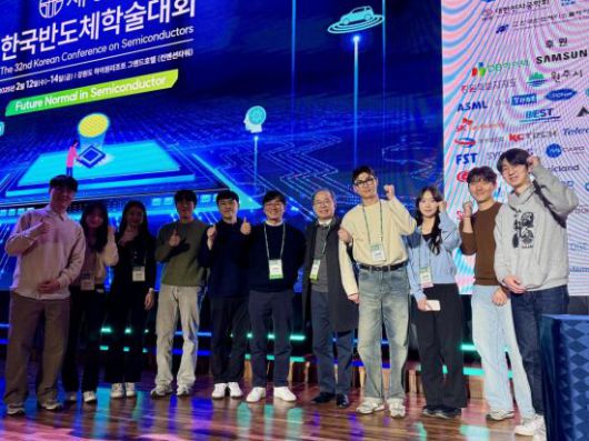 김정호 카이스트 교수가 지난 2월13일 강원도 정선에서 열린 한국반도체 학술대회에서 강대원상을 수상한 후 제자들과 기념촬영을 하고 있다.  강대원 상은 MOSFET을 개발한 세계적인 반도체 연구자인 고(故) 강대원 박사의 업적을 재조명하기 위해 제정된 상이다. 사진=백종민 테크 스페셜리스트