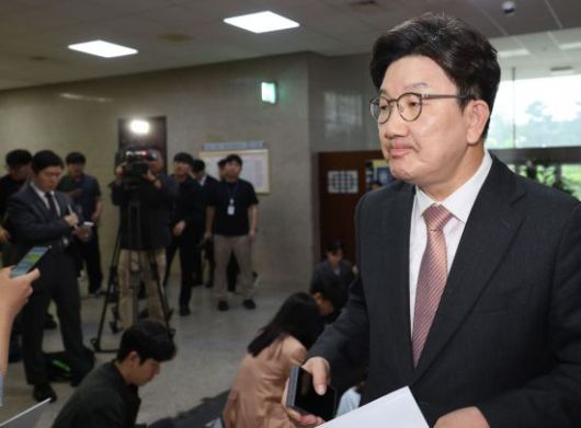 브리핑마친 권성동 원내대표     (서울=연합뉴스) 박동주 기자 = 국민의힘 권성동 원내대표가 1일 서울 여의도 국회에서 더불어민주당 이재명 대선후보의 공직선거법 위반 혐의 사건에 관한 대법원 상고심 선고 후 브리핑을 마친 뒤 이동하고 있다. 2025.5.1    pdj6635@yna.co.kr(끝)＜저작권자(c) 연합뉴스, 무단 전재-재배포, AI 학습 및 활용 금지＞