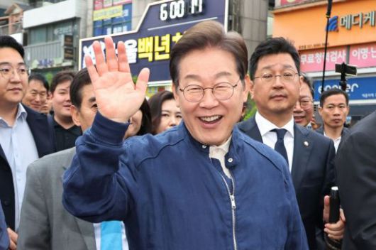 대법원이 더불어민주당 이재명 대선 후보의 공직선거법 위반 사건에 대해 유죄 취지로 파기환송 판결을 한 1일 이 후보가 전국 각지에서 민심을 듣는 '골목골목 경청투어'을 시작하며 경기도 포천 중앙로에서 시민들을 만나며 인사하고 있다. 연합뉴스