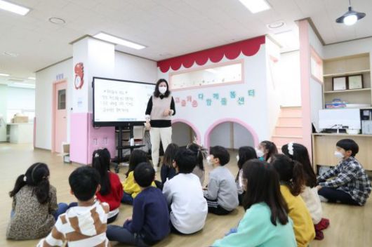 경기도 화성시가 마련한 학교복합시설 '송린이음터'에서 아이들이 수업을 하고 있다. 화성시 제공