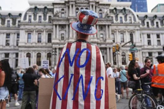 필라델피아에서 1일(현지시간) 열린 노동절 집회에서 한 남자가 "No King"이라고 적힌 옷을 착용하고 트럼프 대통령을 비판하고 있다. AP 연합뉴스