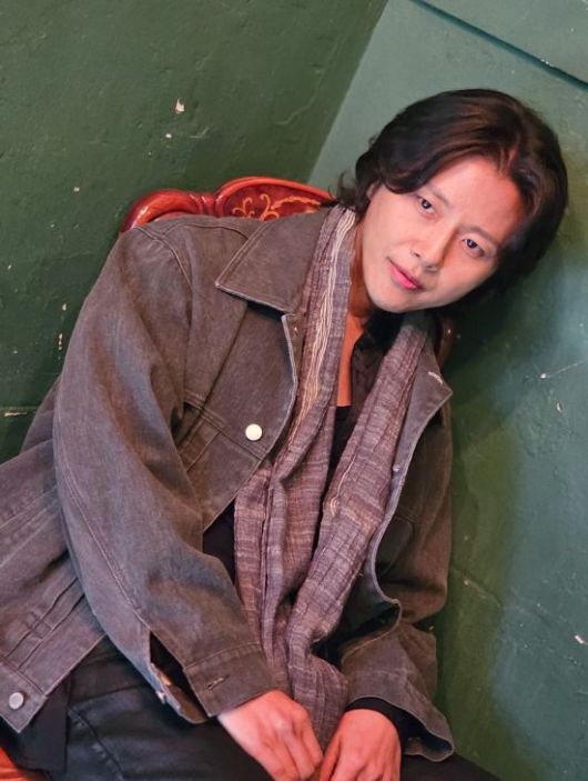 가수 김현성이 지난달 30일 서울 강남구 논현동에서 진행된 인터뷰에 임하고 있다. 넥스타엔터테인먼트