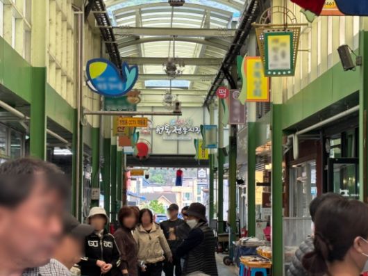 2일 오후 강원 인제군 원통시장. 이재명 더불어민주당 대선후보가 방문한 직후 지역민들이 멀리 있는 이 후보와 인파를 구경하고 있다/사진=황서율 기자chestnut@