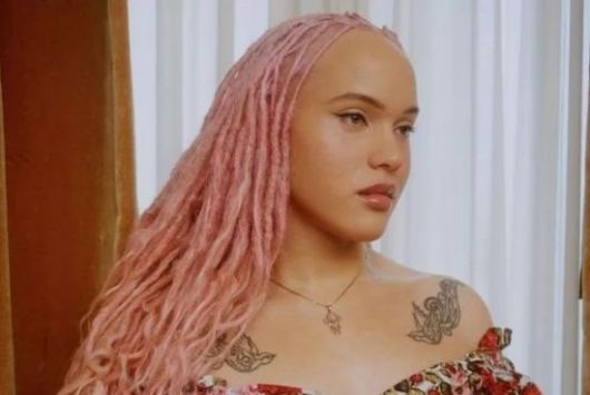 할리우드 원로배우 로버트 드니로(81)가 최근 남성에서 여성으로 전환한 트랜스젠더 자녀 에어린(29)에게 변함없이 사랑하고 지지한다는 입장을 전했다. 에어린 인스타그램