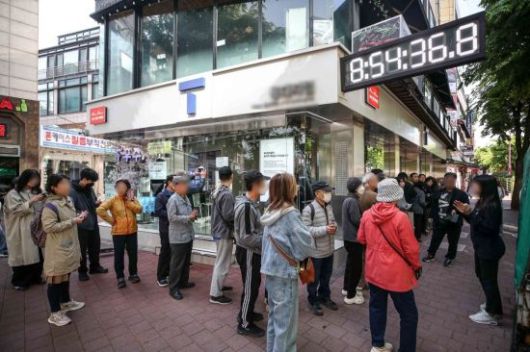 28일 서울 마포구 한 SK텔레콤 공식 인증 대리점을 찾은 고객들이 직원에게 유심 입고 관련 안내를 받고 있다. 2025.4.28. 강진형 기자