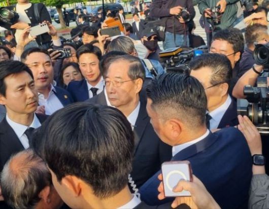 지난 2일 오후 한덕수 전 국무총리가 광주 시민단체에 의해 광주 북구 국립 5·18 민주묘지 참배가 저지당하고 있다. 민찬기 기자