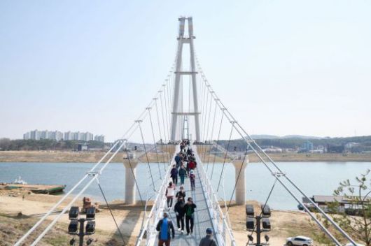 시민들이 지난 1일 개통한 '여주 남한강 출렁다리'를 걷고 있다. 경기도 제공