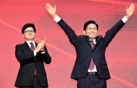 김문수 국민의힘 대통령 후보가 3일 경기 고양시 킨텍스에서 열린 5차 전당대회에서 최종 후보로 확정된 두 손을 번쩍 들고  있다. 2025.05.03 윤동주 기