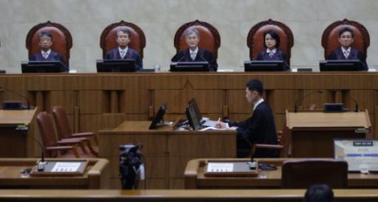 조희대 대법원장이 1일 오후 더불어민주당 이재명 대선 후보의 공직선거법 사건 전원합의체 선고를 위해 서울 서초구 대법원 대법정에 입장해 장내 정돈을 선언하고 있다. 사진공동취재단