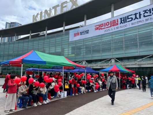 3일 정오께 경기 고양시 킨텍스 제1전시장 일대가 국민의힘 전당대회를 찾은 한동훈 전 대표 지지자들로 북적이고 있다. 장보경 기자