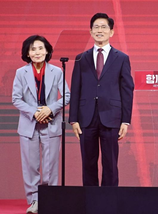 국민의힘 김문수 대선 후보가 3일 경기 일산 킨텍스에서 열린 제5차 전당대회에서 아내 설난영 여사 기념촬영을 하고 있다. 2025.05.03 윤동주 기자