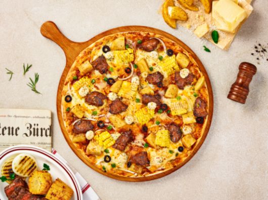 '스모크 수비드 스테이크 피자'. 피자앤컴퍼니