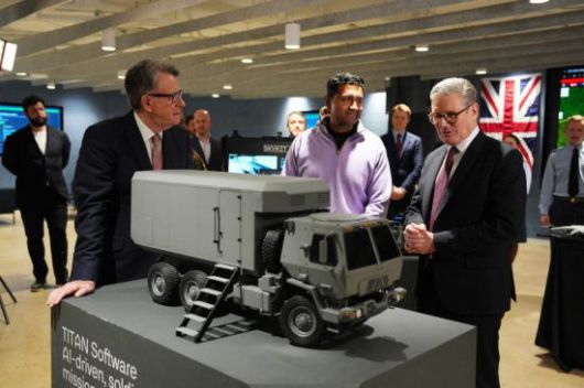 지난 2월 미국을 방문한 키어 스타머 영국 총리(오른쪽)가 팔란티어 본사에 방문해 군사용 생성형 인공지능(AI)에 대해 참관하는 모습. AFP연합뉴스