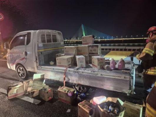 성산대교 위에서 불이 난 트럭의 모습. 서울시