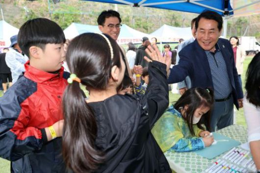 웅상 어린이날 행사에서 어린이와 하이파이브하는 나동연 시장(오른쪽). 양산시 제공