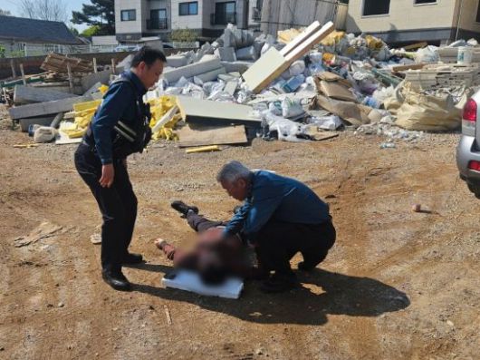 환자 살피는 고양경찰서 화정지구대 이석신 팀장. 고양경찰서