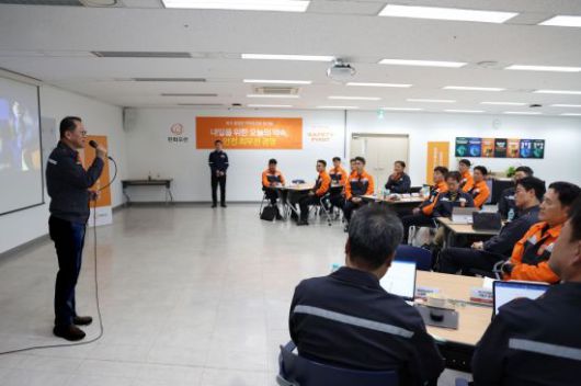 김희철 한화오션 대표이사가 ‘新안전문화’ 정착과 확산을 위한 커미트먼트 워크숍에서 경영진들에게 ‘안전 최우선’을 당부하고 있다. 한화오션 제공