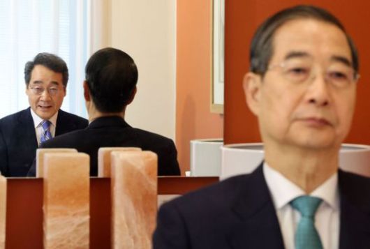 6일 서울 중구 컨퍼런스하우스달개비에서 무소속 한덕수 대선 예비후보와 이낙연 전 국무총리가 오찬 회동을 하고 있다. 연합뉴스