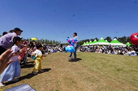 축제장 주 무대인 잔디 광장에서 풍선 쇼가 펼치고 있다. 해남군 제공