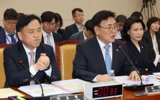 8일 국회 과학기술정보방송통신위원회 SK텔레콤 청문회에서 유상임 과학기술정보통신부 장관이 의원 질의에 답하고 있다. 연합뉴스