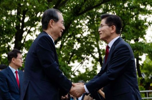 김문수 국민의힘 대선 후보와 한덕수 무소속 대선 예비후보가 8일 국회 사랑재에서 만나 후보 단일화를 위한 2차 회동을 마친 뒤 인사하고 있다. 2025.5.8 김현민 기자