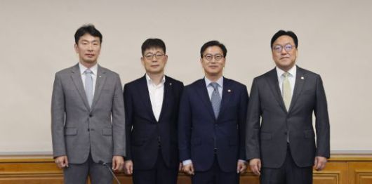 김범석 기획재정부 장관 직무대행(왼쪽에서 세번째)이 8일 오전 서울 중구 은행회관에서 열린 '거시경제금융현안간담회' 회의 시작에 앞서 기념촬영을 하고 있다. 왼쪽부터 이복현 금융감독원장, 유상대 한국은행 부총재, 김병환 금융위원장.