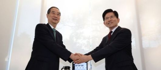 김문수 국민의힘 대선후보(오른쪽)와 한덕수 무소속 대선 예비후보가 7일 서울 종로구의 한 식당에서 만나 악수하고 있다. 2025.5.7 김현민 기자