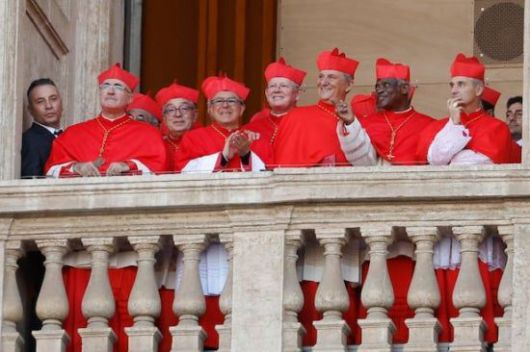 교황 레오 14세가 교황으로 선출된 뒤 콘클라베에 참석한 추기경들이 성 베드로 대성당 발코니에 나와 바티칸시티 성 베드로 광장을 바라보고 있다. EPA 연합뉴스