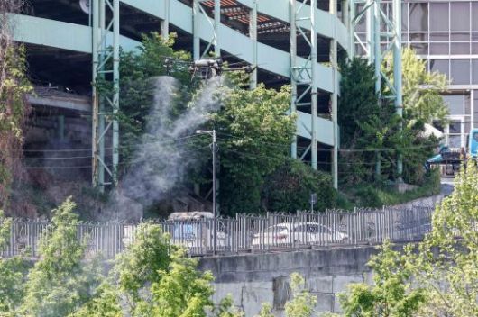 30일 서울 강남구 대치유수지체육공원에서 강남구 드론방역단이 모기방제작업을 하고 있다. 강진형 기자