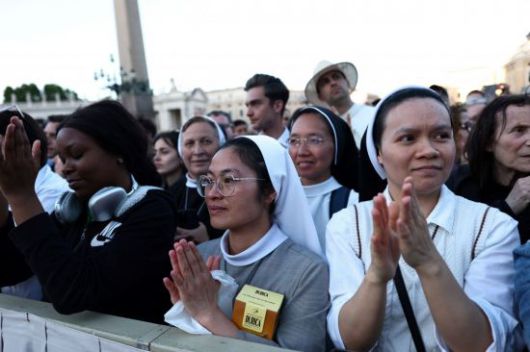 프란치스코 교황 재임 중에는 교회 회의체인 '세계주교대의원회의'에 여성 평신도가 일부 참여하는 등 변화가 있었다. 다만 여성 성직 허용 논의는 여전히 초기 단계에 머물러 있는 것으로 알려졌다. 로이터·연합뉴스