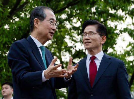 김문수 국민의힘 대선 후보와 한덕수 무소속 대선 예비후보가 8일 국회 사랑재에서 만나 후보 단일화를 위한 2차 회동을 마친 뒤 인사하고 있다. 2025.5.8 김현민 기자